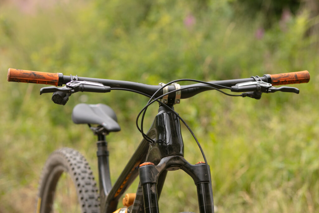 2023 oneup carbon handlebar hero.jpg
