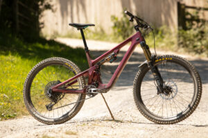 2023 yeti sb135 lr hero.jpg