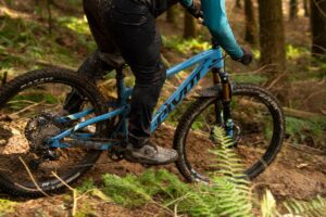 2024 pivot switchblade riding hero.jpg