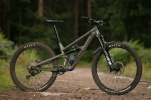 2025 canyon spectral al 6 hero.jpg