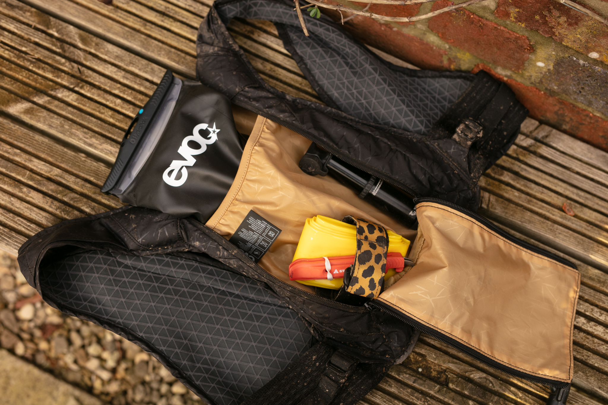 EVOC Hydro Pro 1.5L + 1.5L Hydration bladder backpack review - Cycling ...