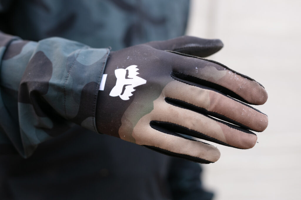 2025 fox flexair glove hero.jpg