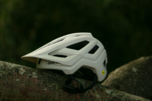 2025 giro montaro iii hero.jpg