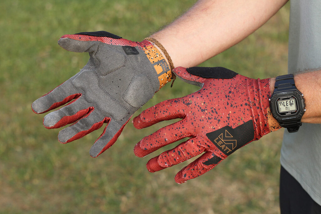 2025 leatt mtb endurance 3.0 gloves hero.jpg