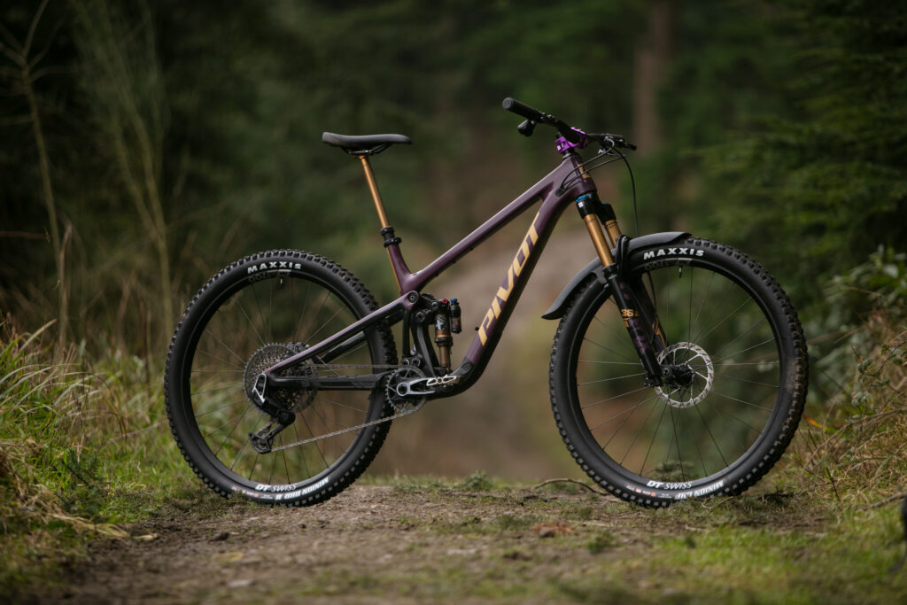 2025 pivot trailcat lt hero.jpg