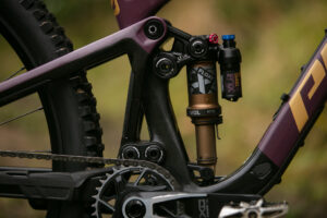 2025 pivot trailcat lt shock.jpg