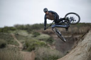 2025 whyte kado rsx hero2.jpg