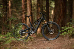 2025 yt industries decoy sn 29 core 4 hero.jpg