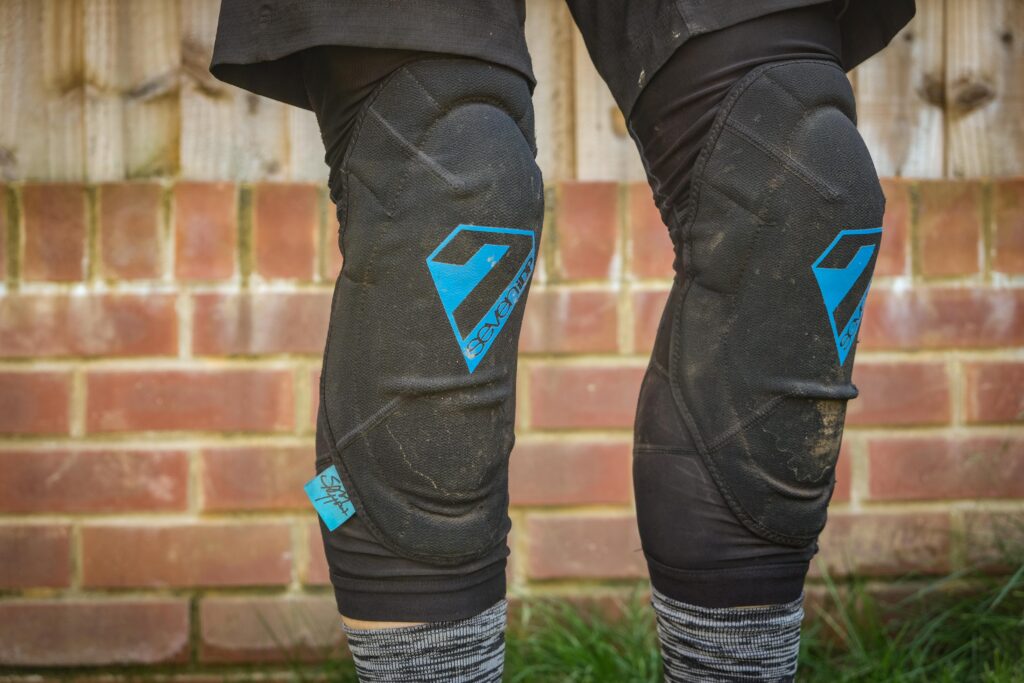 7 Protection 7iDP Sam Hill Knee pads-6.jpg