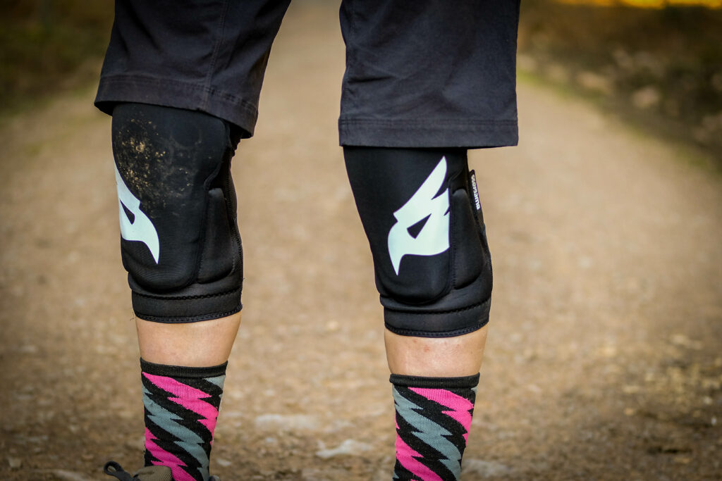 Bluegrass Solid knee pads-1.jpg