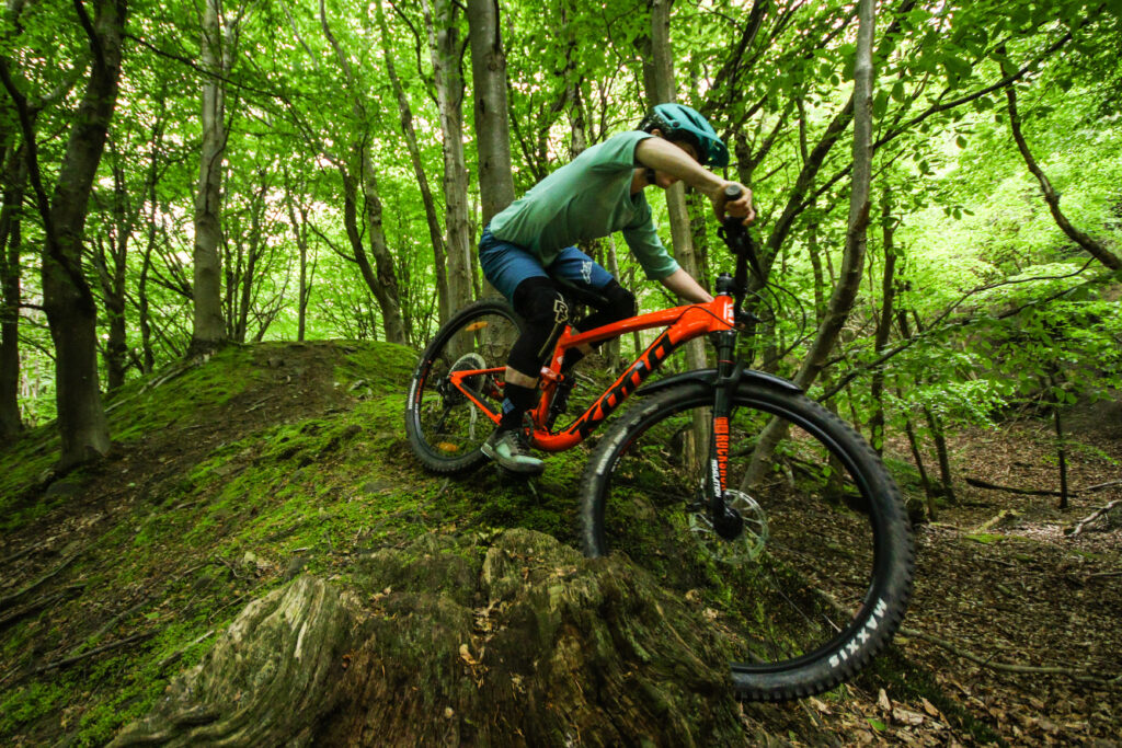 Kona Satori DL Riding-3.jpg