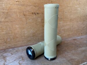 Lizard_Skins_Strata_Grips_2.jpg