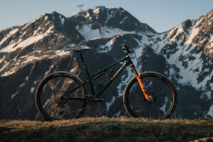 MY26 Revolver 130 C2 – Greg Minnaar team spec.jpg