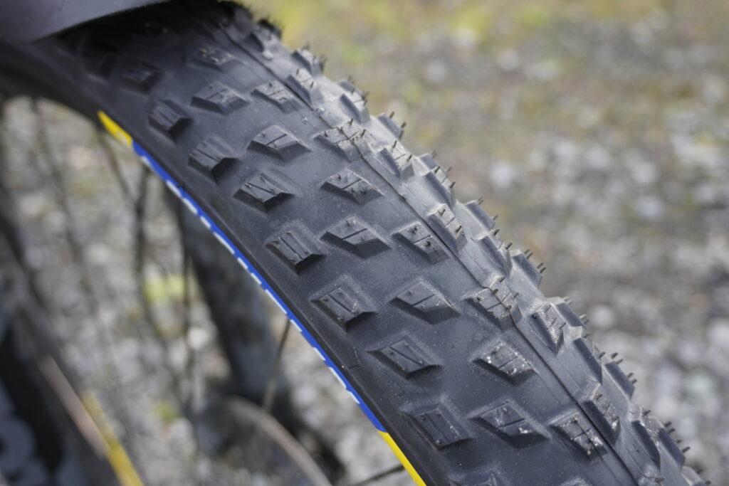 Michelin_Force_XC2_tread2