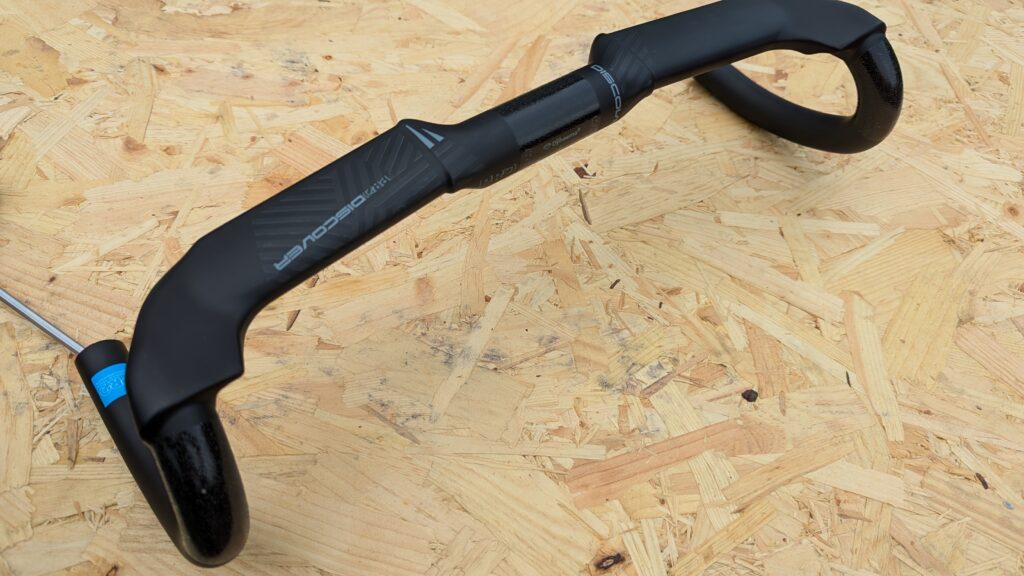 PRO Discover Aero Carbon handlebar above.jpg