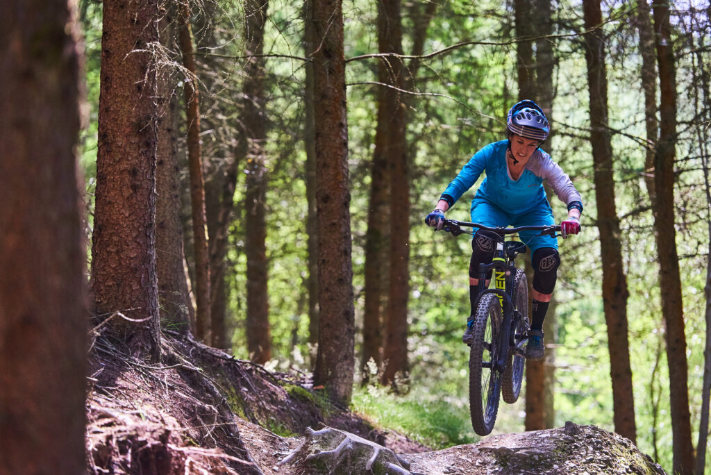 Saracen Ariel Elite 2018 Riding-4.jpg