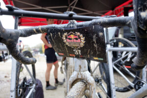 bljp-DT_Swiss_Cross_Road_Carbon-4.jpg
