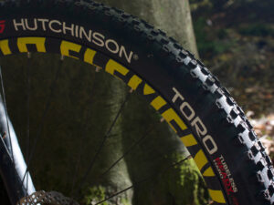 Hutchinson Toro 27.5&times;2.25&Prime; Tubeless Ready HardSkin