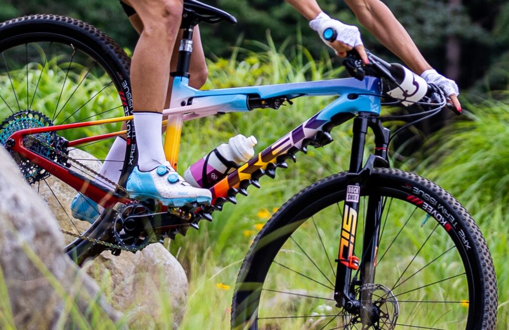 jolanda neff switzerland gold medal mountain bike tokyo 2020 olympics down tube wavy pattern gaffa tape