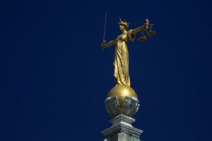 statue-justice-old-bailey-licensed-cc-2.0-flickr-ronnie-macdonald