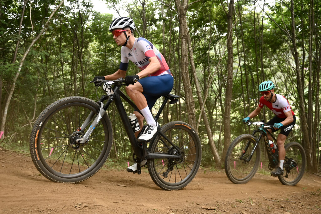 tom pidcock gold medal team gb great britain mountain bike tokyo 2020 olympics bike climb