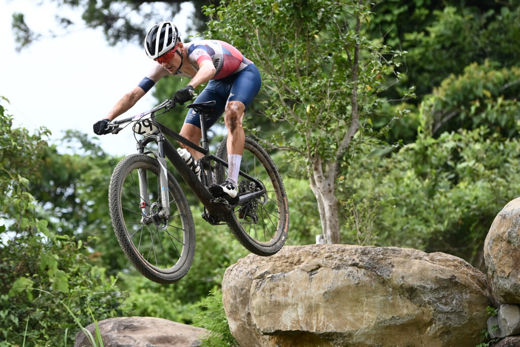 tom pidcock gold medal team gb great britain mountain bike tokyo 2020 olympics bike jump