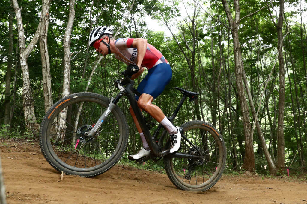 tom pidcock gold medal team gb great britain mountain bike tokyo 2020 olympics bike side
