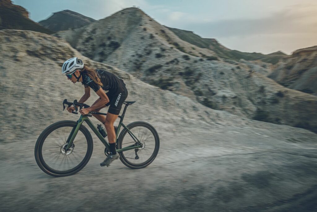 2021 Scott Addict Gravel action - 1 (1)