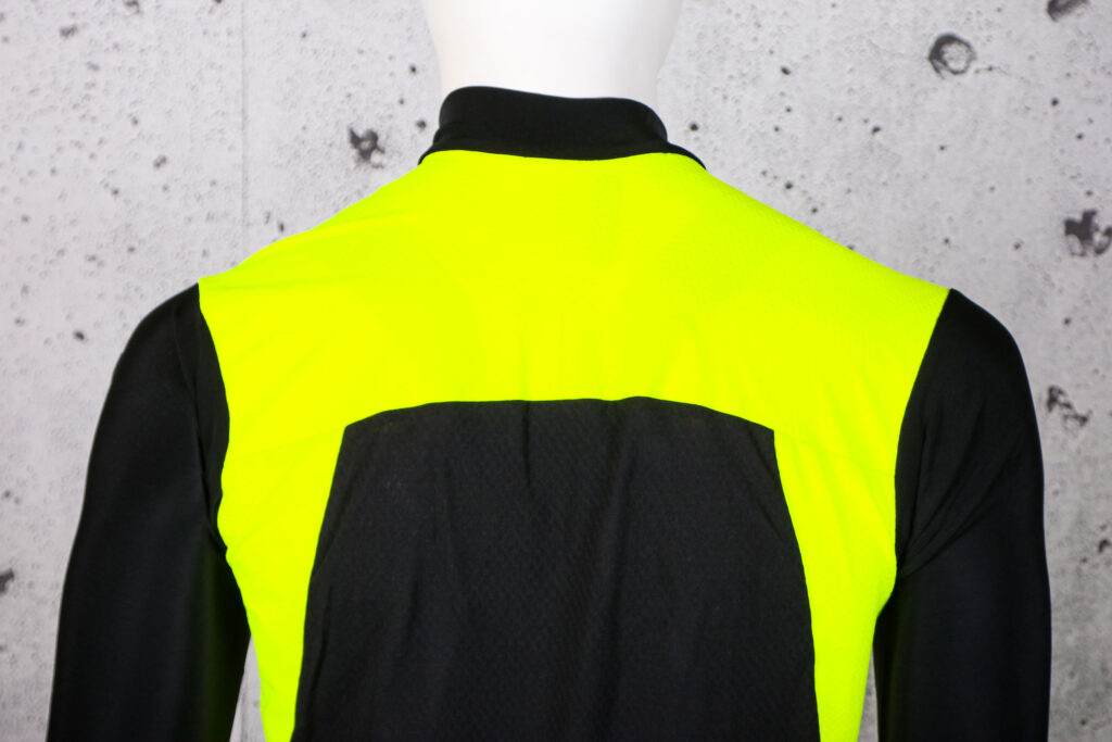 2022 Assos Mille GTS Spring Fall Jacket C2 – shoulders.jpg