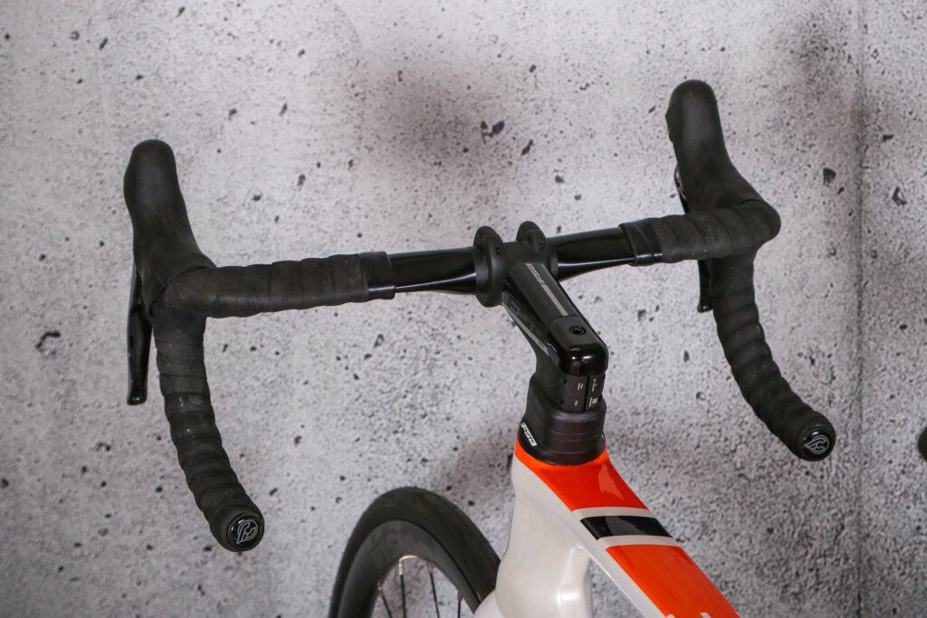 2022 Cinelli Pressure Disc Ultegra 11x Hydro &ndash; bars 3.jpg