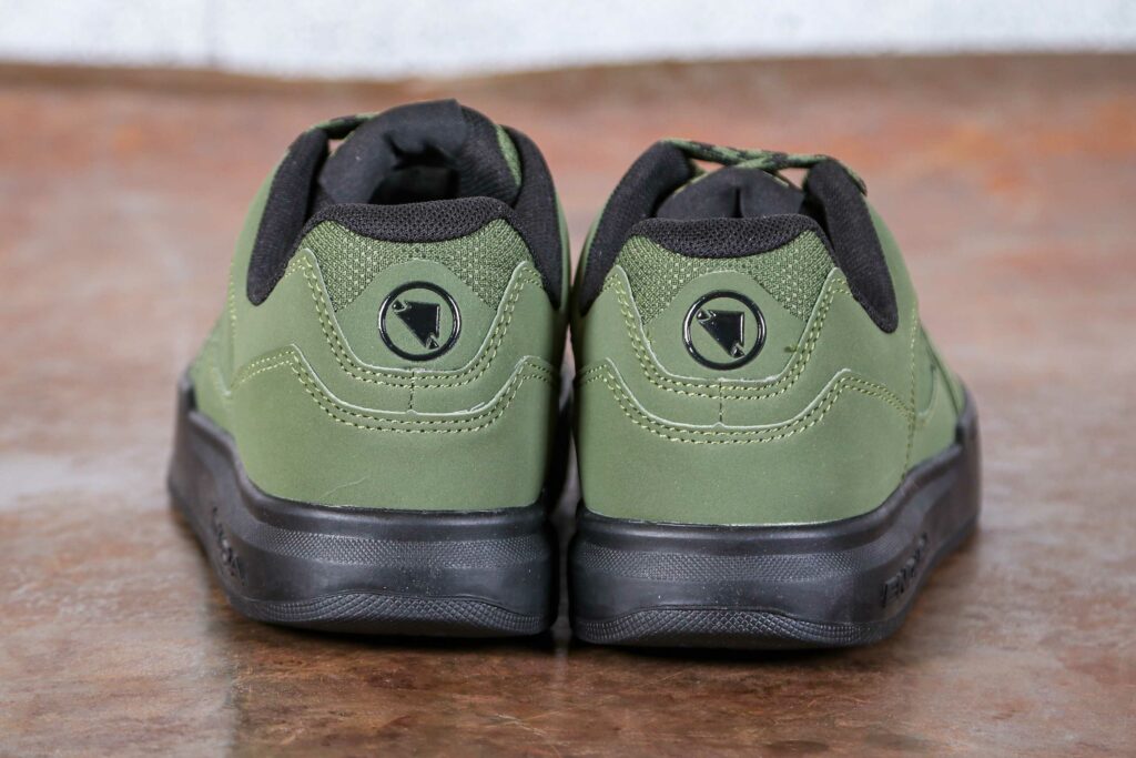 2022 Endura Hummvee Flat Pedal Shoe – heels.jpg