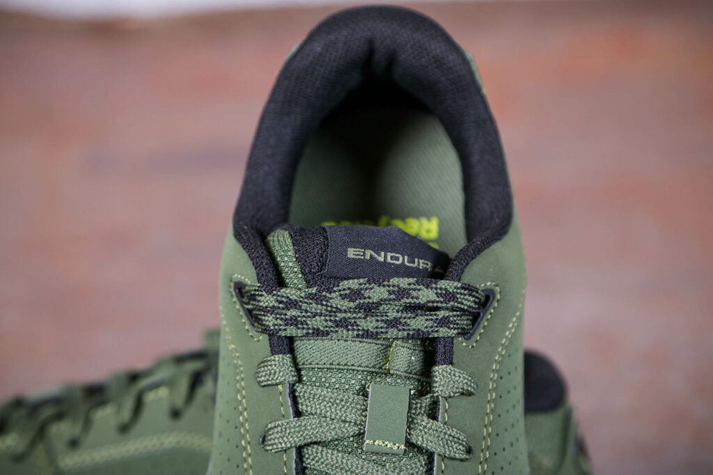 2022 Endura Hummvee Flat Pedal Shoe – tongue.jpg