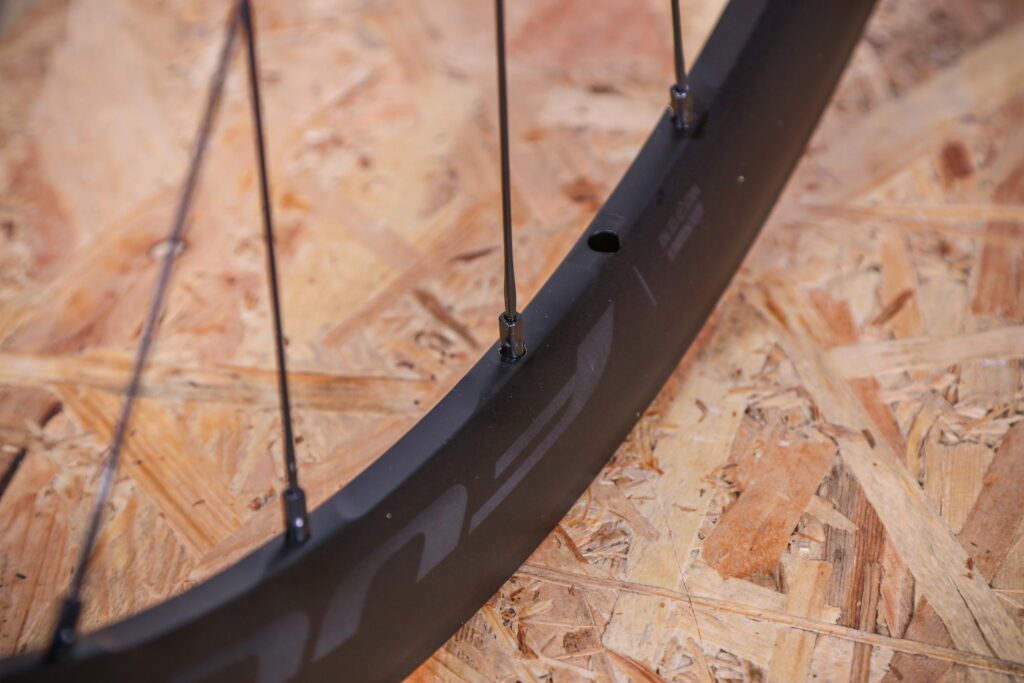 2022 Fulcrum Racing 4 DB wheelset – spoke nipples.jpg