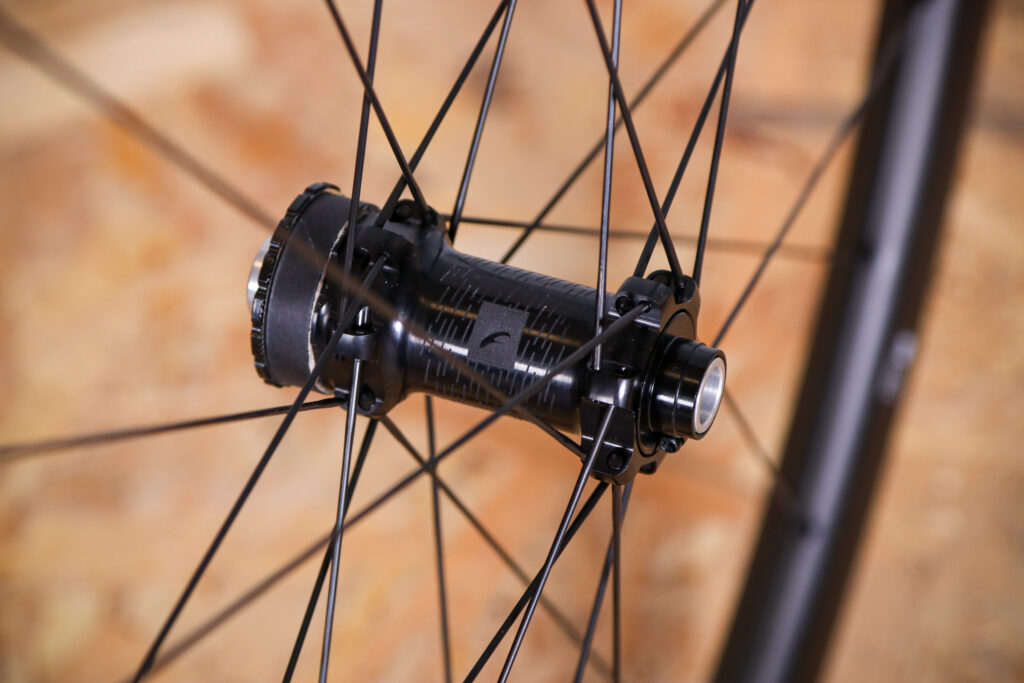 2022 Fulcrum Rapid Red Carbon wheelset – front hub 2.jpg