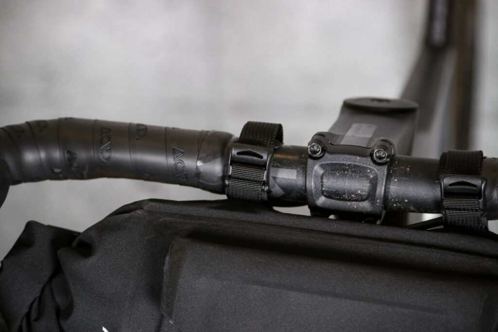 2022 MAAP x Apidura Handlebar Pack 9L – handlebar strap.jpg