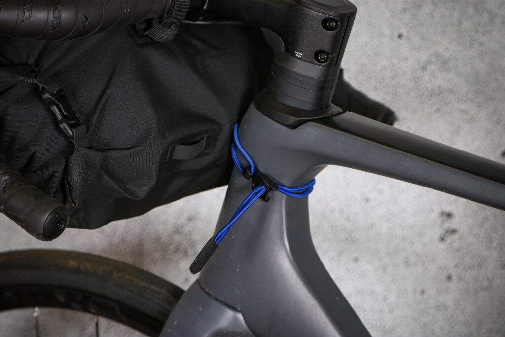 2022 MAAP x Apidura Handlebar Pack 9L – head tube bungee.jpg