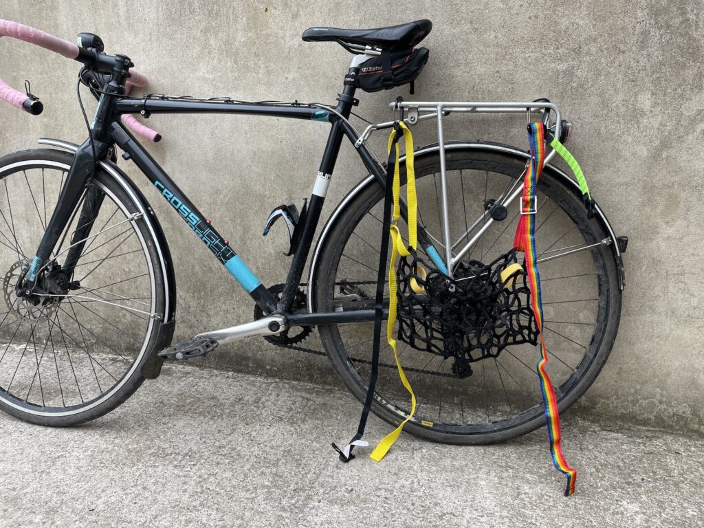 2022 Mundo AirPannier On Bike.JPG