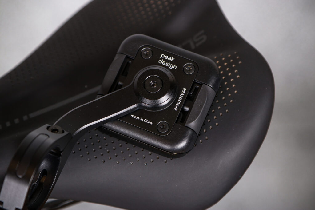 2022 Peak Design Everyday Case for iPhone and Out Front Bike Mount &ndash; mount back.jpg