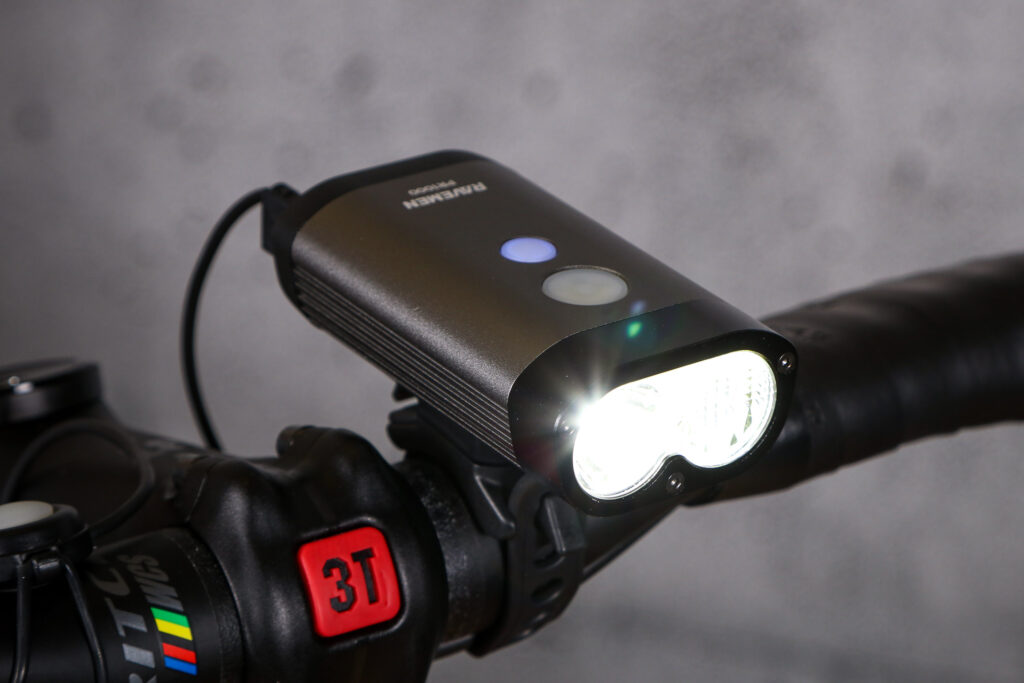 2022 Ravemen PR1000 USB Rechargeable DuaLens Front Light with Remote – full beam.jpg