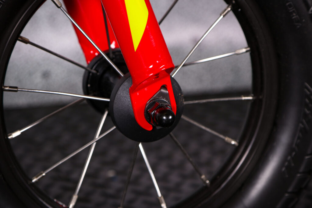 2022 Specialized Hotwalk balance bike &ndash; front drop out.jpg