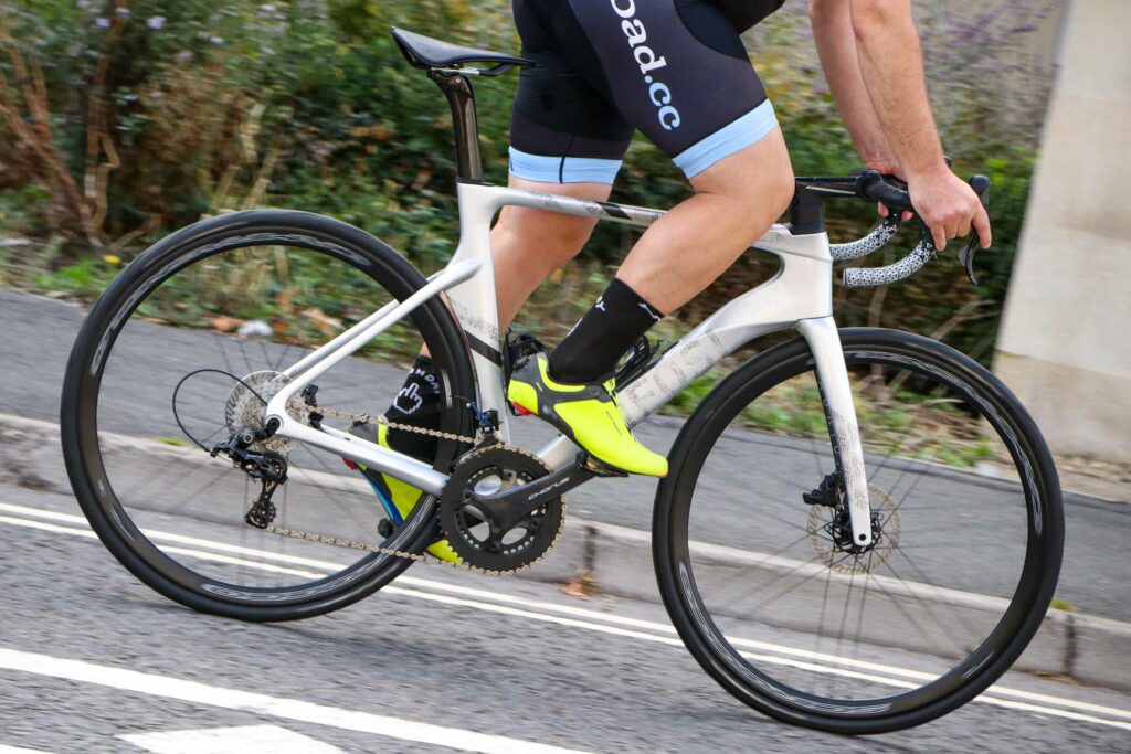 2022 Tifosi Auriga Disc Chorus 12x Hydro &ndash; riding 3.jpg