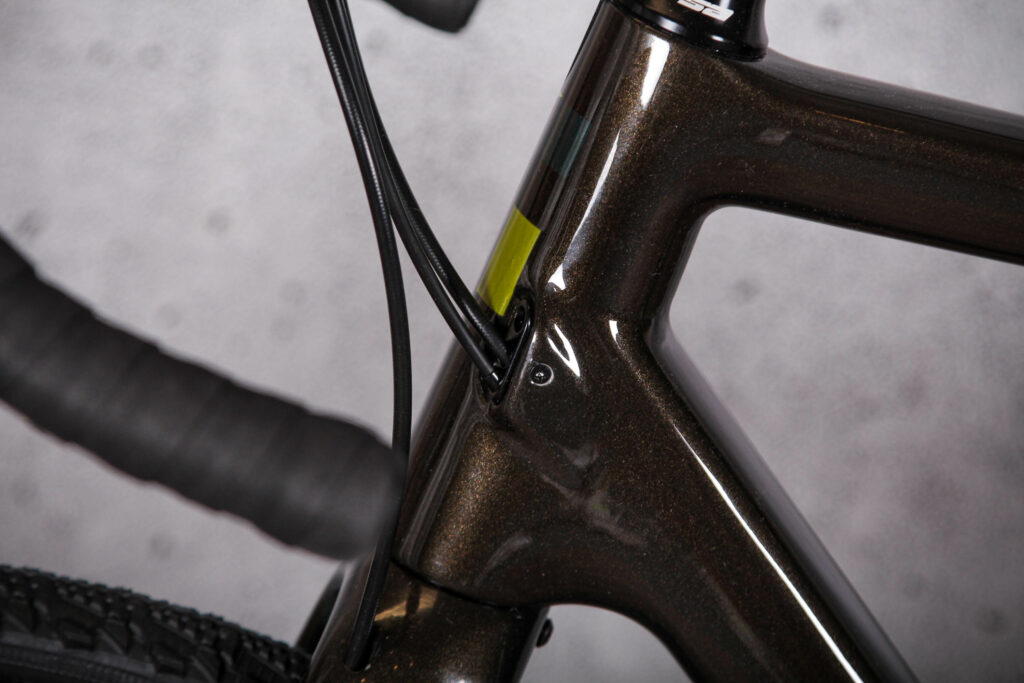 2022 Tifosi Cavazzo Disc Ekar 13x – cable routing.jpg