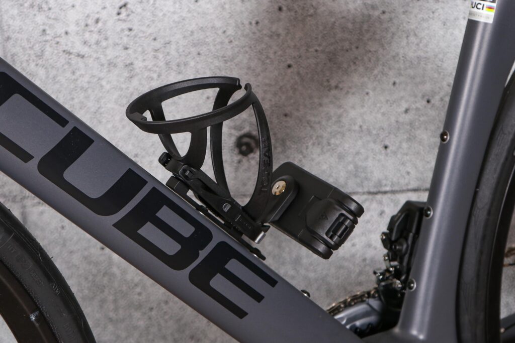 2022 Topeak Ninja Master+ Toolbox PT30 – on Ninja bottle cage turned to open.jpg