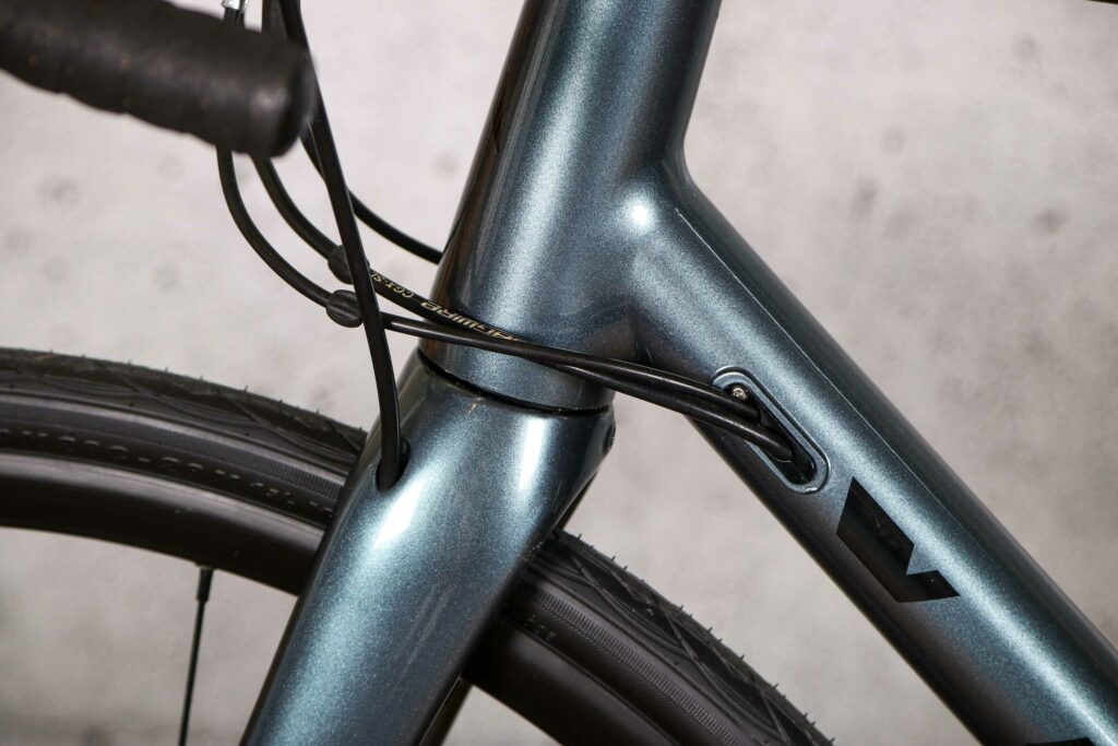 2022 Vitus Razor Disc Claris – cable routing 2.jpg
