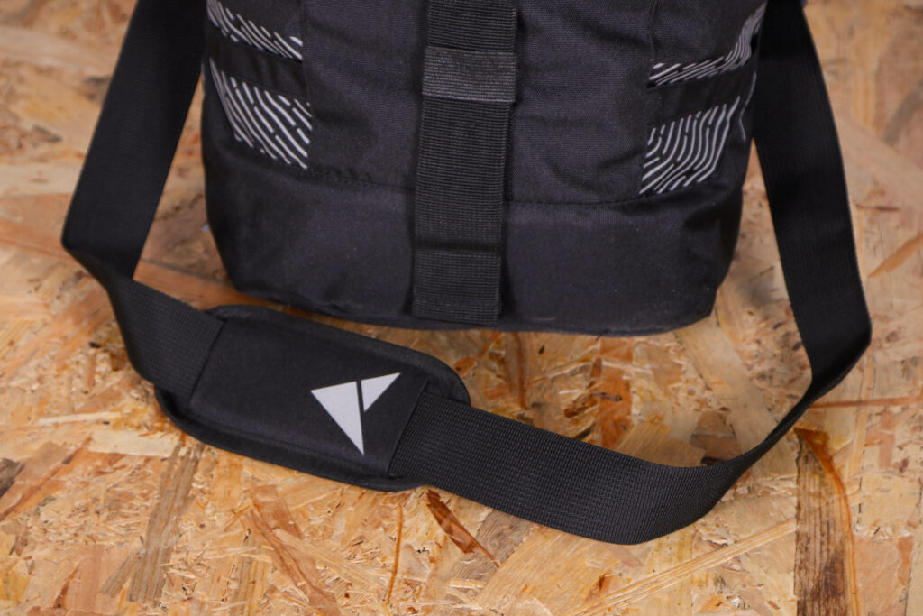 2023 Altura Arran 36 Cycling Pannier Pair &ndash; strap.jpg