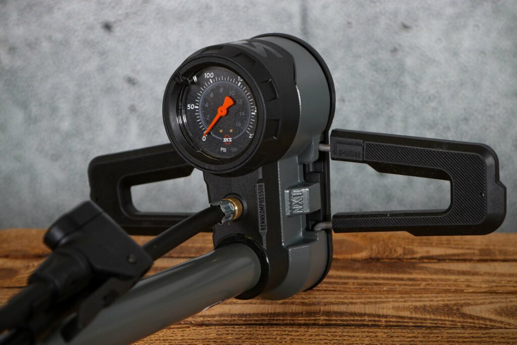 2024 SKS Rennkompressor NXT – footplate and gauge.jpg