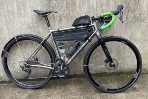 2024 Tailfin Frame Bag and 0.8l Top Tube Bag on Tripster with Bottles.JPG