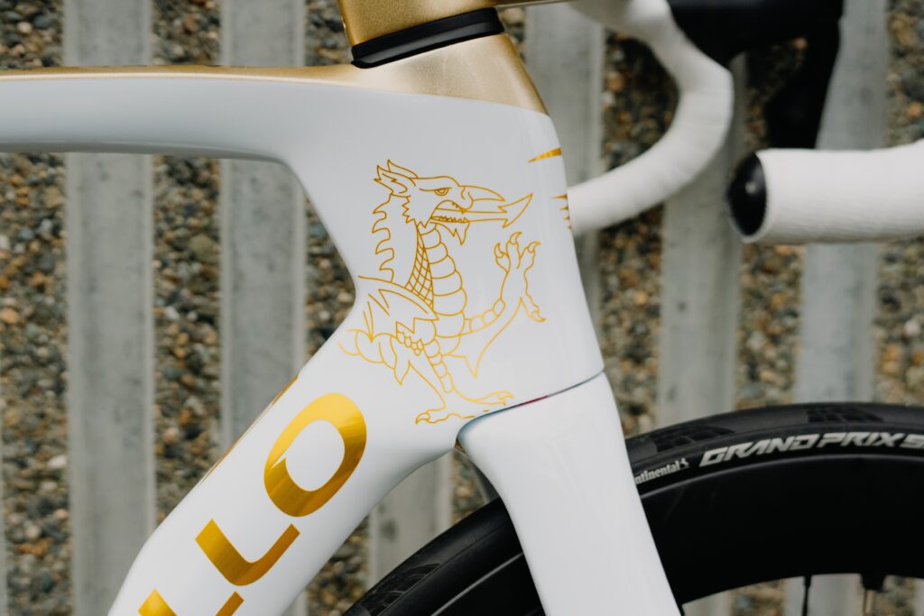 2025 Tour Britain Geraint Thomas Pinarello Dogma F dragon detail © INEOS Grenadiers, Alex Duffill