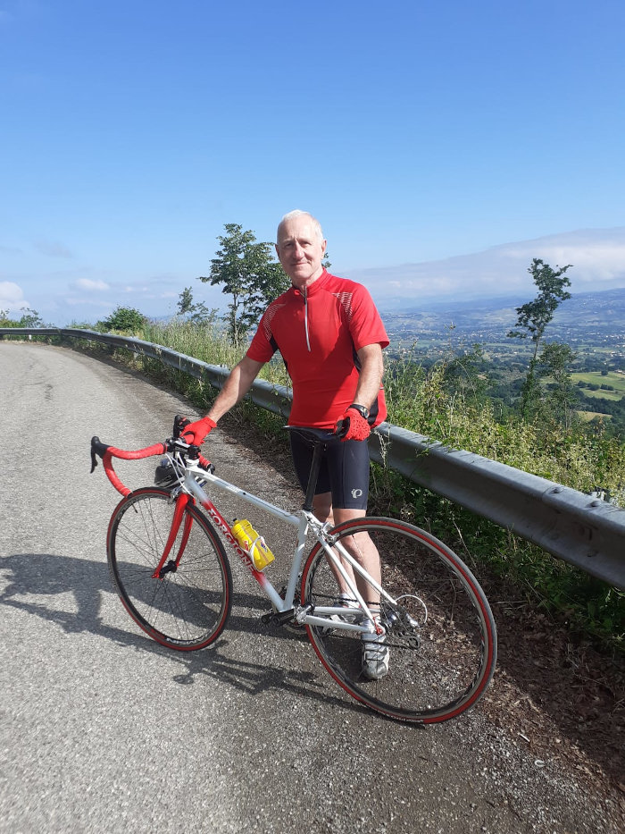 https://cdn.road.cc/wp-content/uploads/roadcc/Vincenzo-Forgione-con-bicicletta-superlight-acciaio-6_4kg.jpeg