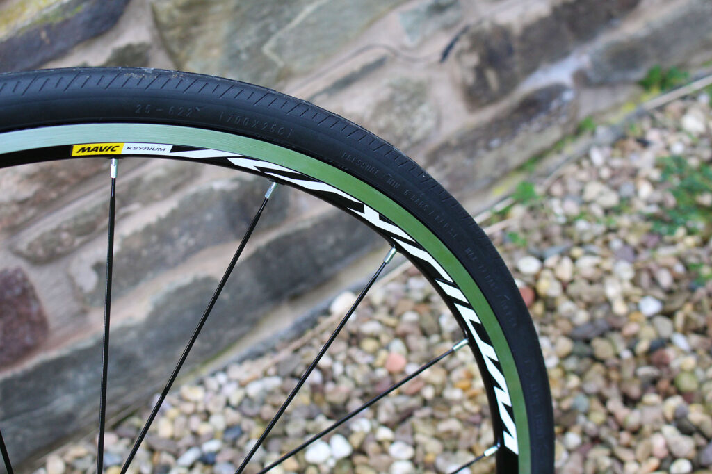Boardman Road Pro SLR &ndash; tyre and rim.jpg